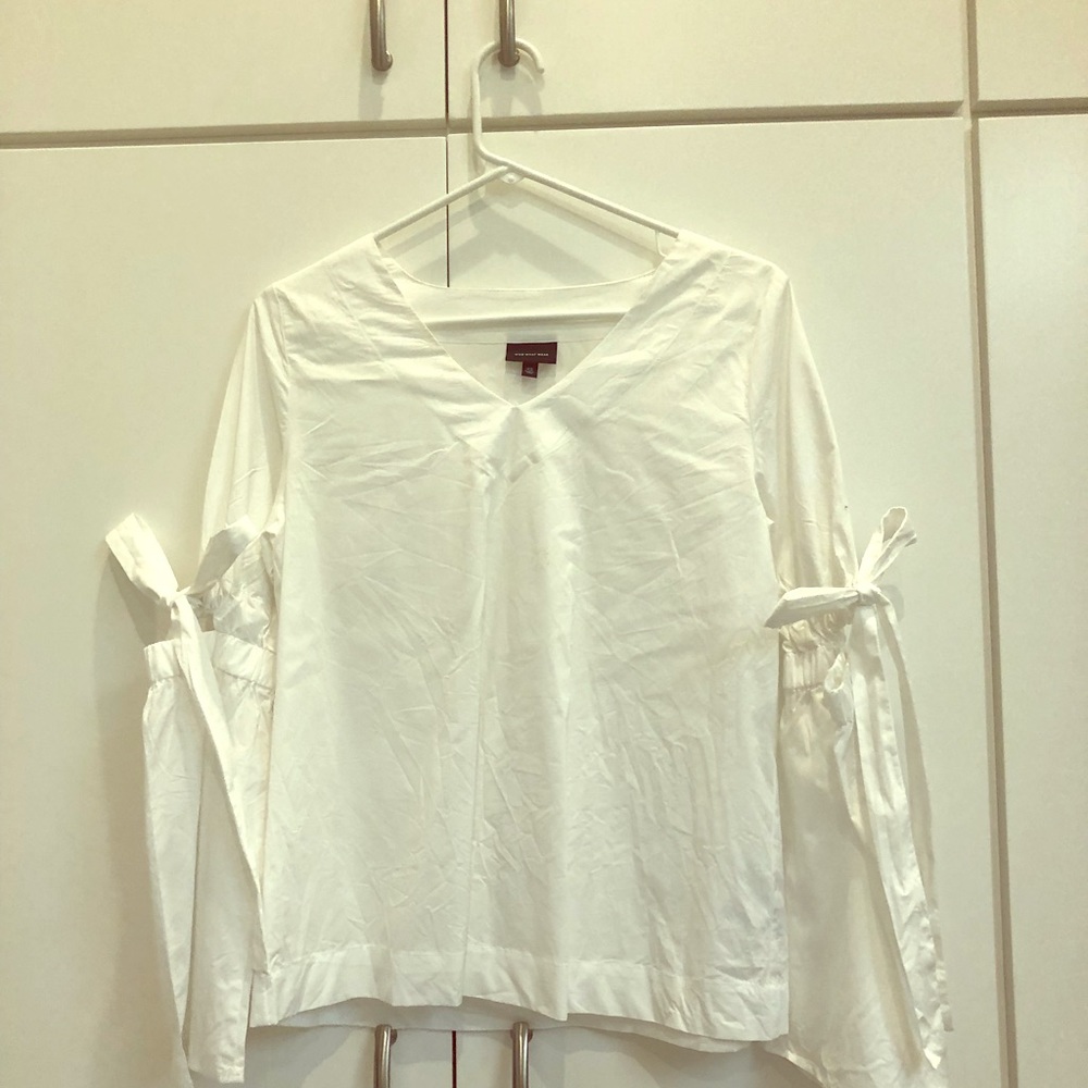 White top with cut out sleeves and bows